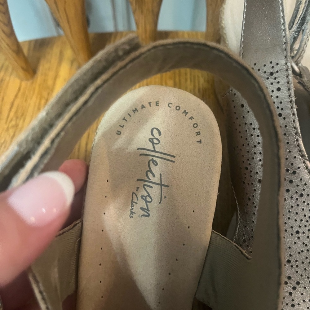 Clarks metallic Wedge Sandals with Perforated Design- size 9 1/2 NWT 🌸 - Picture 9 of 9
